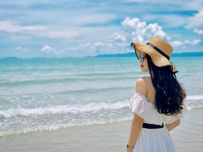 Du khách vui chơi trên bãi biển Hồng Vàn.