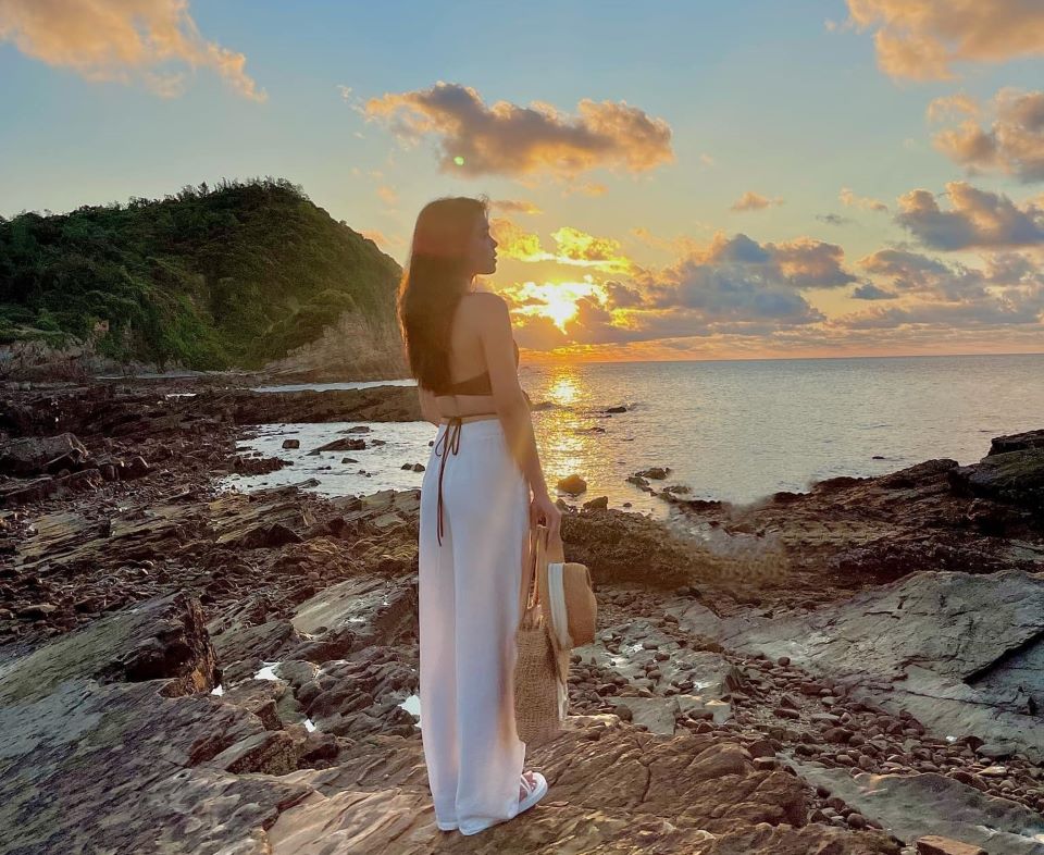 Du khách chụp hình tại bãi đá Móng Rồng.