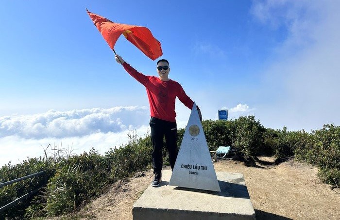 Du khách checkin đỉnh Chiêu Lầu Thi nằm ở độ cao 2.402m