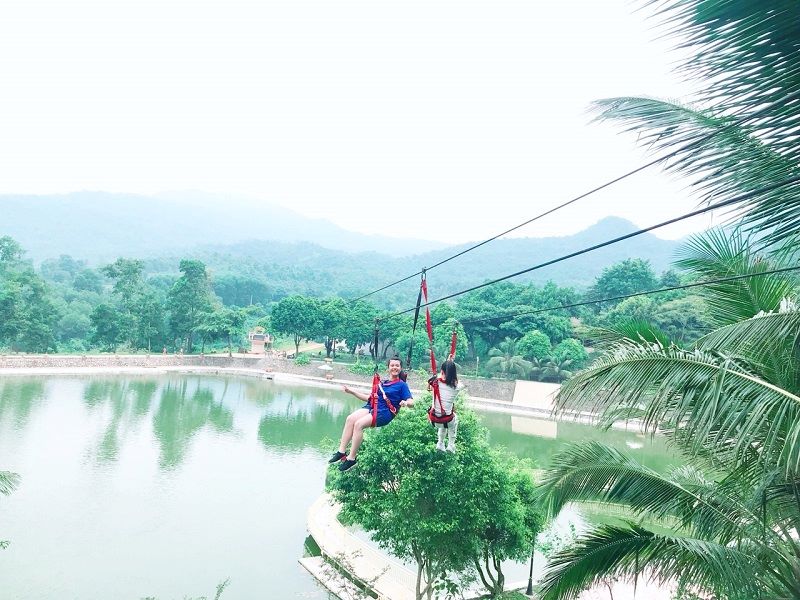 Chơi Zipline trong Paragon Hill Resort.