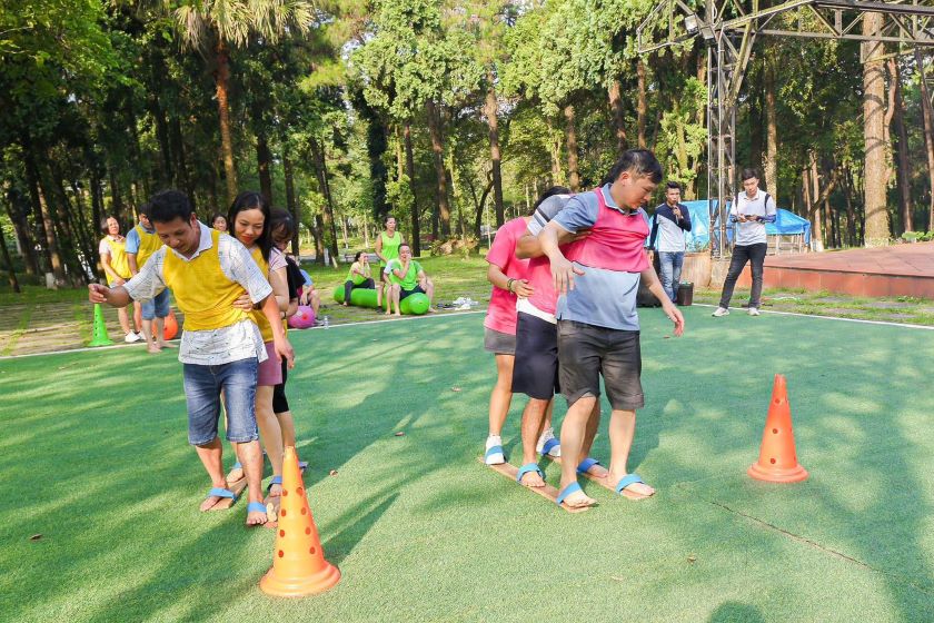 Đoàn khách chơi Teambuilding trong khu Resort.