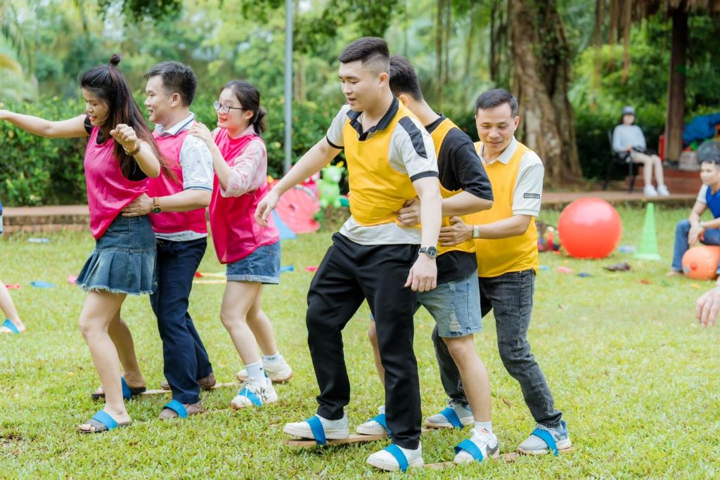 Du khách chơi Teambuilding trong khu Resort.