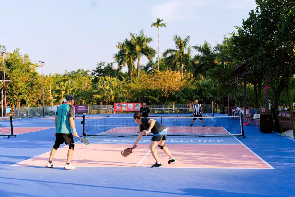 Du khách chơi Pickleball trong Resort.