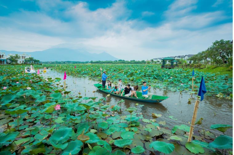 Du khách chèo thuyền Kayak.