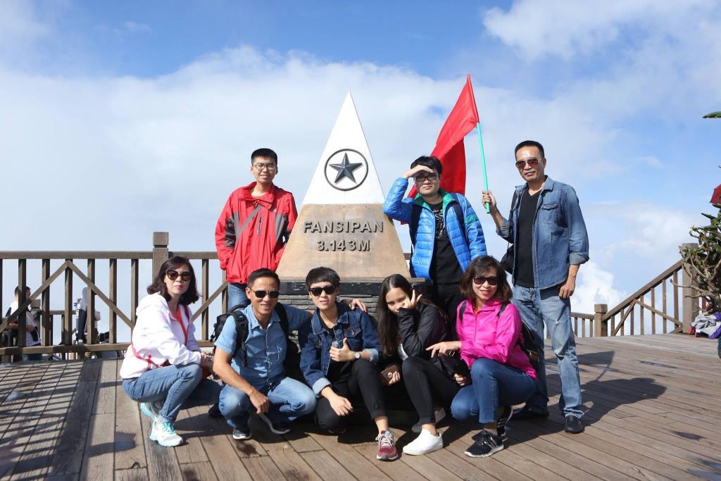 Du khách chụp ảnh lưu niệm tại đỉnh Fansipan.