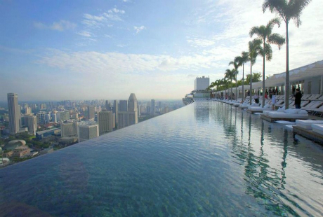 Hồ bơi trên tầng thượng tại khách sạn Marina Bay Sands ở Singapore