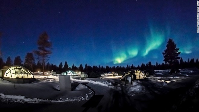 Kaksaluttanen Arctic Resort, Lapland   Các mái vòm thủy tinh của khu nghỉ dưỡng Kaksaluttanen nằm ở Lapland, miền Bắc Phần Lan, nơi du khách có thể trải nghiệm sự kỳ diệu khác thường của bầy trời đêm Bắc Cực và có thể được nhìn thấy cực quang xanh Borealis thắp sáng bầu trời.