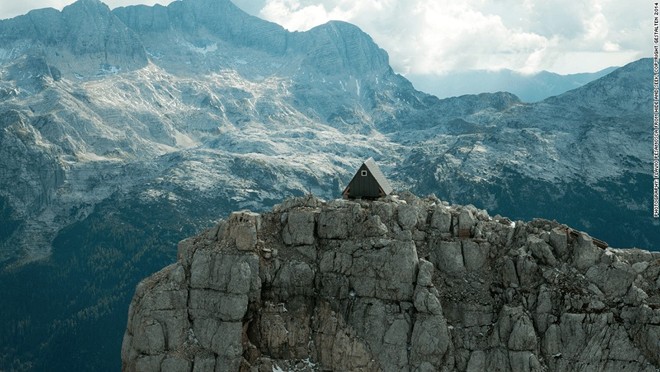 Bivacco Luca Vuerich, Ý   Đây có phải là nơi trú ẩn cuối cùng? Túp lều giản dị nằm ở độ cao 2.531 mét trên mực nước biển, trên đỉnh núi Lookout, được thiết kế bởi người Ý Giovanni Pesamosca Architetto. Túp lều dành cho các nhà leo núi ở dãy núi Alps Julian, phía đông bắc của nước Ý.