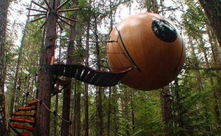Free Spirit Spheres, Canada   Một quả cầu bằng gỗ được treo trong rừng nhiệt đới ôn đới của đảo Vancouver ngoài khơi bờ biển phía Tây của Canada. Ngôi nhà trên cây này được làm thủ công và mất khoảng ba năm để xây dựng. Nhà sáng lập Tom Chudleigh viết: 
