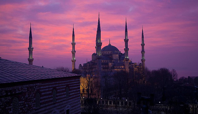 Thành phố xinh đẹp và cổ kính của Thổ Nhĩ Kỳ tụt 4 hạng so với năm ngoái. Một trong những lý do khiến Istanbul bị ảnh hưởng là các cuộc biểu tình trong năm. Tình hình chính trị bất ổn được xem là một trong những "điểm chết" của du lịch mà thủ đô Bangkok của Thái Lan là minh chứng điển hình nhất