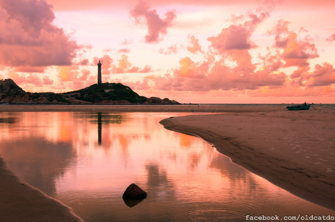 Ngọn hải đăng sừng sững giữa bầu trời, soi bóng xuống những vũng nước đọng lại trên bờ cát tạo nên hình ảnh tuyệt đẹp..