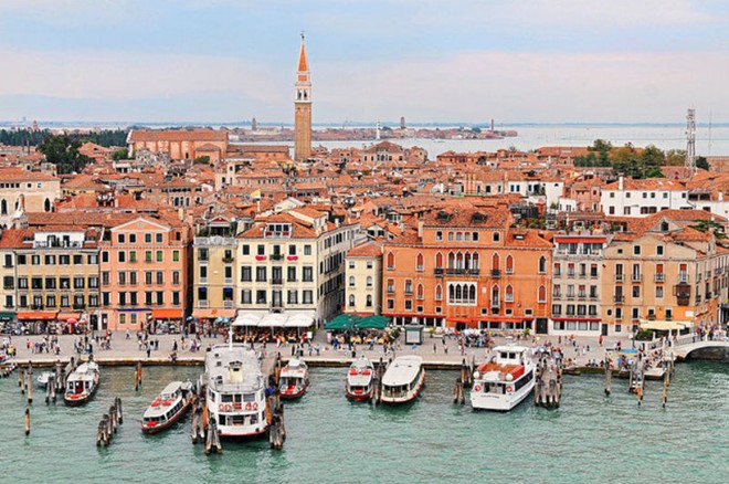 1. Venice” Được gọi là “thành phố của nước”, Venice được nối liền với nhau bởi 150 con kênh và hơn 400 cây cầu. Mặc dù đã bị hư hỏng nhiều bởi thời gian và một phần do lượng khách du lịch tới đây càng ngày càng nhiều, nhưng Venice vẫn giữ được sự quyến rũ và lãng mạn của mình. Ở Venice, bạn chỉ có thể di chuyển bằng thuyền dọc theo những con kênh để chiêm ngưỡng những nét kiến trúc độc đáo hai bên bờ kênh.