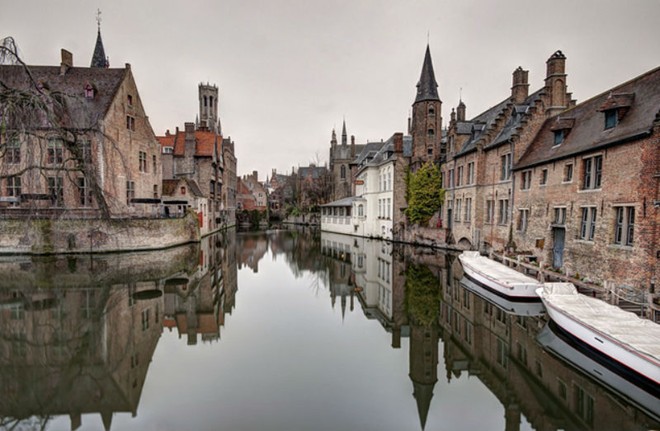 3. Bruges, Bỉ: Bruges là một trong những thành phố thời trung cổ được bảo tồn tốt nhất ở châu Âu và là điểm đến nổi tiếng nhất ở Bỉ. Trong thời trung cổ, sông Reie đã trở thành mạng lưới kênh rạch cho phép các thương nhân đưa sản phẩm của họ đến thị trường buôn bán rộng lớn. Ngày nay, một chuyến trải nghiệm đi thuyền trên kênh đào nổi tiếng này sẽ là một ý tưởng tuyệt vời để chiêm ngưỡng những địa điểm đẹp nhất ở Bruges.