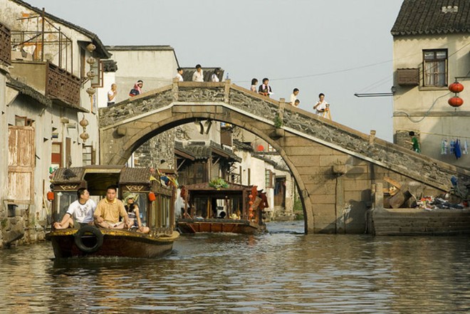 6. Tô Châu, Trung Quốc: Thành phố Tô Châu nằm ở phía đông Trung Quốc trên sông Dương Tử, nổi tiếng với tuyến đường thủy tuyệt đẹp, đồng thời cũng là khu vực giao thông phức tạp và sở hữu những cây cầu đá lịch sử. Nó cũng được biết đến với nghề buôn bán lụa vì gần kênh đào Grand, một trong những tuyến đường thương mại đường thủy lớn nhất thế giới.