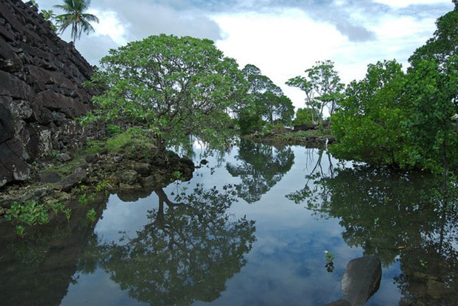7. Nan Madol, quần đảo Micronesia: Nan Madol là một nhóm các hòn đảo nhân tạo nhỏ nằm ngoài khơi bờ biển phía đông đảo Pohnpei. Việc xây dựng các hòn đảo bắt đầu từ thế kỷ thứ 8 nhưng các kiến trúc cự thạch đặc biệt của Nan Madol được xây dựng từ thế kỷ 12 và 13. Nơi đây được sử dụng làm nơi tổ chức nghi lễ và điều hành chính trị của triều đại Saudeleur trong khoảng 400 năm cho tới khi thành phố bị suy thoái.