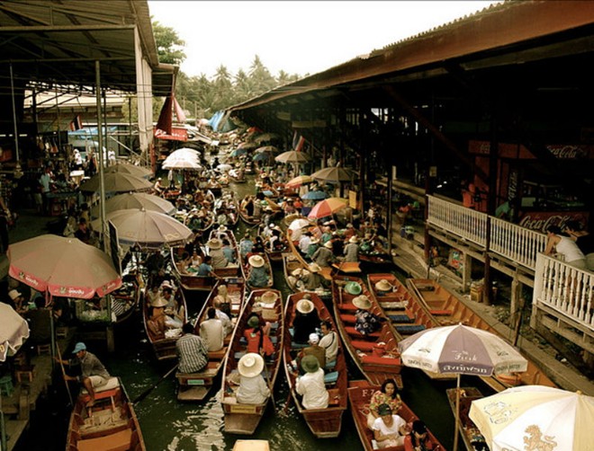 8. Bangkok, Thái Lan: Trong lịch sử, người Thái đã sử dụng những con kênh của họ để vận chuyển và giao thương nên Bangkok có biệt danh là “Venice của phương Đông”. Ngày nay, hầu hết các kênh đào đã được san lấp để làm đường đi. Tuy nhiên du khách vẫn có thể trải nghiệm nét đặc sắc của hệ thống kênh đào trên chợ nổi truyền thống ở Klong Damnoen Saduak, tỉnh Ratchaburi hoặc đi thuyền qua trung tâm Bangkok để vào Khlong Saen Saeb.