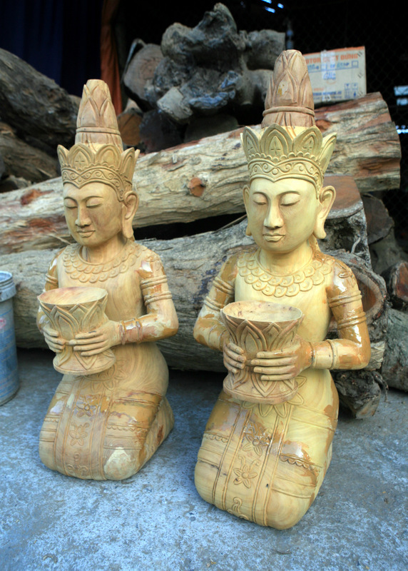 Bằng bí kíp gia truyền từ nhiều thế hệ kết hợp với sự tỉ mỉ, tài hoa những nghệ nhân làng Bảo Hà đã "thổi hồn" vào từng pho tượng gỗ, khiến những bức tượng được truyền thần sống động như đang hiện hữu.
