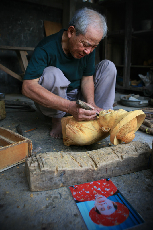 Ông Đỗ Văn Bưởng (64 tuổi), người đã có 20 làm tượng gỗ truyền thần từ ảnh.