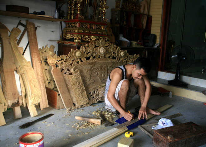 Bằng đôi tay khéo léo của mình, các nghệ nhân làng Bảo Hà yêu mến và gắn bó với nghề truyền thống, song họ còn biết sáng tạo để phục vụ cho nhu cầu ngày càng cao của nhiều đối tượng khách hàng.