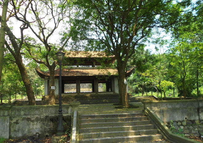 Trước tam quan chùa là những gốc cây cổ thụ đã có tuổi thọ hàng trăm năm tuổi và là nơi nghỉ ngơi, dừng chân của du khách sau một chặng đường dài leo núi.