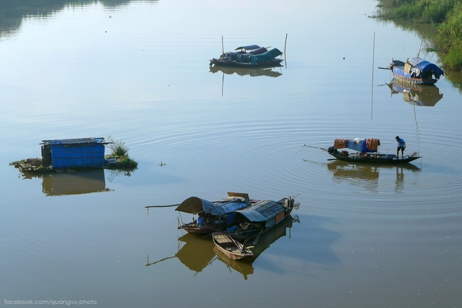 Một góc sông Hồng ngày thu ở Hà Nội. Du khách có thể ngồi trên cầu Long Biên và ngắm cảnh hoàng hôn. Đây cũng là thời điểm những thuyền đánh cá trở về, kết thúc một ngày làm việc bận rộn trên sông.