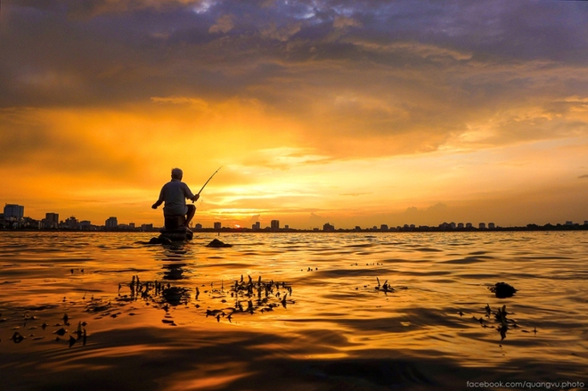 Nắng chiều dát vàng rực rỡ trên mặt hồ Tây tạo nên khoảnh khắc ấn tượng khiến ai đi qua cũng phải dừng lại ngắm nhìn. Đây cũng là một trong những  địa điểm ngắm hoàng hôn đẹp nhất ở Hà Nội. 