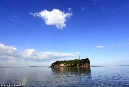 Hồ nước ngọt lớn nhất Trung Quốc hóa đồng cỏ