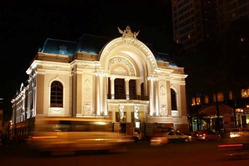 Nhà hát lớn Thành phố nằm trên đường Đồng  Khởi, quận 1