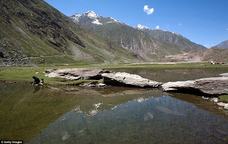 Mùa xuân ở Srinagar-Leh, cách Zojlia khoảng 67 dặm về phía đông