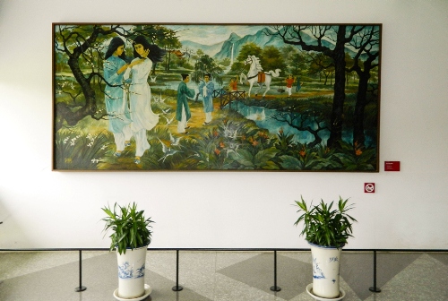 Bức tranh “Hai Nàng Kiều” được trang trí ở sảnh tầng 3.