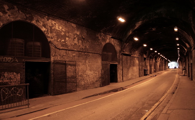 Những căn hầm u ám dưới cầu London