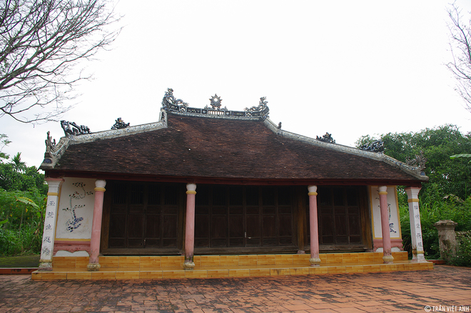 Ở làng Phước Tích còn lưu giữ những di sản vật thể vô giá, trong tổng số 117 nóc nhà của làng, hiện tại còn tới 27 ngôi nhà cổ, đa số là nhà rường ba gian hai chái và 10 nhà thờ họ cổ.