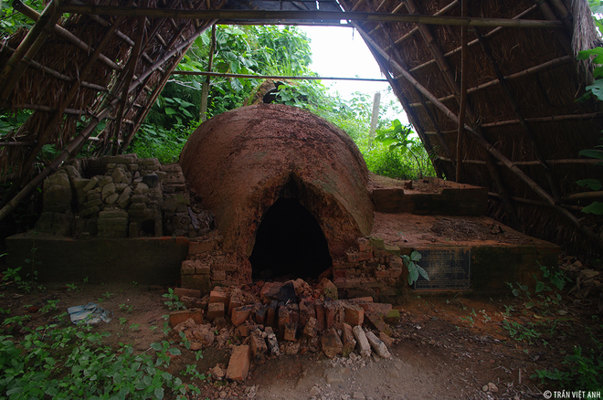 Tuy nhiên, làng Phước Tích nổi tiếng khắp cả nước bởi nghề làm gốm. Gốm ở Phước Tích nổi tiếng bởi độ bền, bón mịn và tinh xảo. Tất cả các sản phẩm gốm cổ đều được làm bằng tay, và đun bằng củi trong các lò sấp, lò ngửa.