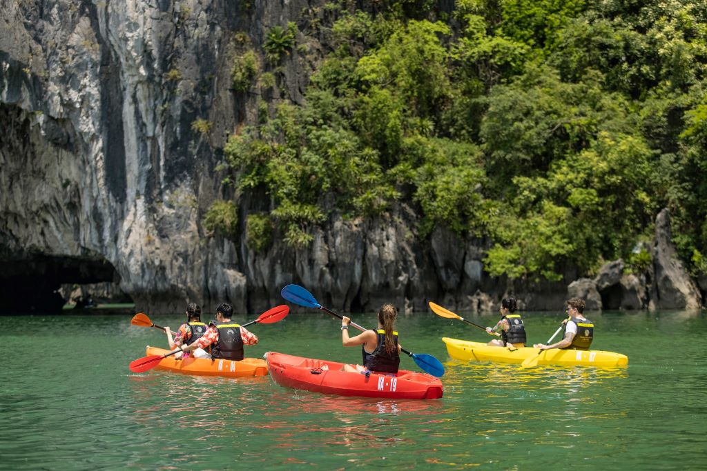 Chèo Kayak trên Vịnh Hạ Long.