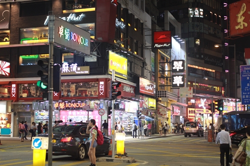 Du khách thường chọn khu Tsim Sha Tsui để ở vì gần các khu mua sắm lớn.
