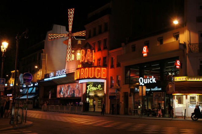 5. Pigalle, Paris – Pháp: Được đặt theo tên của nhà điêu khắc nổi tiếng của thế kỷ 18, Jean-Baptiste Pigalle, khu phố đèn đỏ này nổi tiếng thế giới với những show trình diễn của các vũ nữ khỏa thân ở nhà hát Moulin Rouge. Trong thế chiến thứ II, quân đội đồng minh đã đặt tên khu phố này là “Pig Alley” (Ngõ hẻm con heo). 