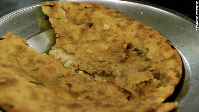 Paranthe Wali Gali ở Delhi là một địa chỉ ăn uống nổi tiếng với món paranthe, bánh rán, làm từ bột mỳ, với nhân thập cẩm rau hoặc quả từ địa phương, ăn kèm với xốt tương ớt xoài, sabri và một số loại rau sống.