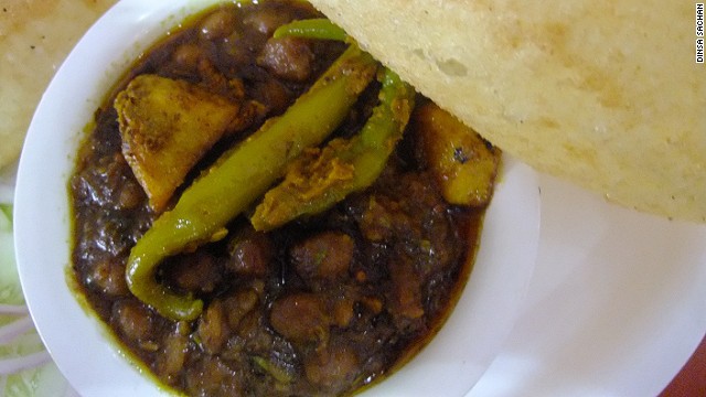 Chola bhatura là một món ăn có đầy đủ hương vị và nguyên liệu như một bữa ăn nhỏ gọn. Bao gồm bánh mì kết hợp với cà ri gà, thêm hành thái nhỏ ăn cùng dưa muối làm từ xoài thơm nồng.