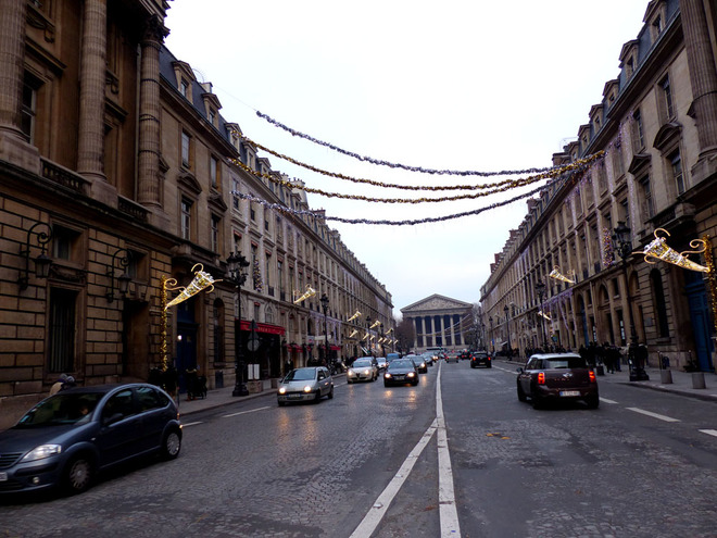 Đến hẹn lại lên, dịp giáng sinh, Paris ngập tràn trong không khí rộn ràng. Đường phố khoác lên mình màu áo mới được dệt bởi hàng nghìn ánh đèn.