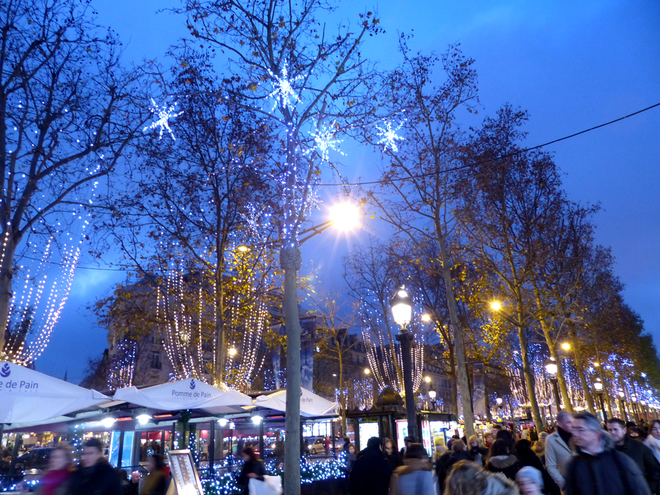 Với người Pháp, giáng sinh thường bắt đầu bằng một hội chợ trên đại lộ Champs Élysées