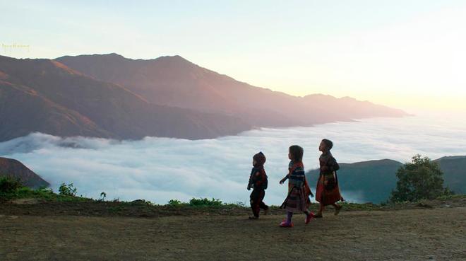 Đường lên Tà Xùa dốc đứng, quanh co qua những bản người Mông thấp thoáng hai bên triền dốc trong sương mù như vẽ ra một bức tranh Tây Bắc huyền ảo.