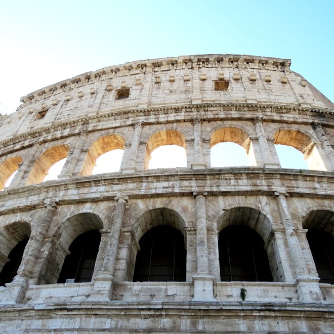 Bên cạnh đài phun nước Trevi, đấu trường Colosseum luôn là một điểm đến hấp dẫn du khách nước ngoài. Công trình này từng được sử dụng làm đấu trường của các võ sĩ giác đấu.