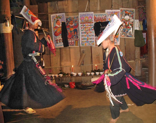 Rất nhiều điệu múa truyền thống theo quan niệm của từng vùng như múa phát nương, múa chạy cờ, múa kiếm, múa chuông, múa văn, múa võ…