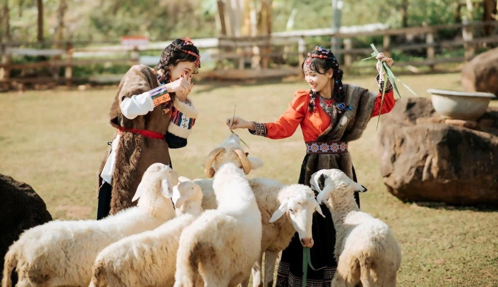 Du khách tham quan Happy Land Mộc Châu.