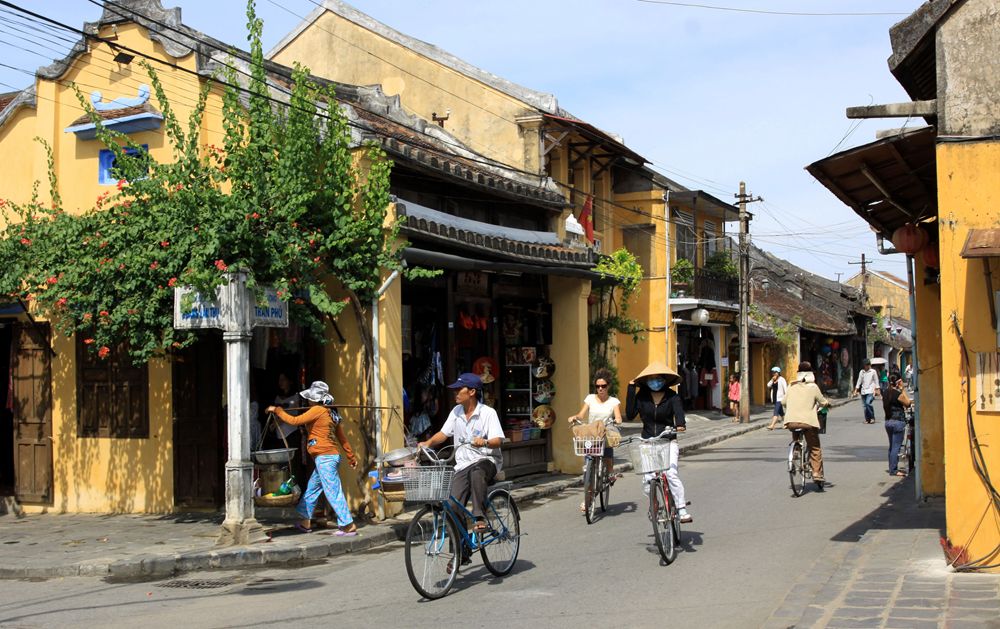 Xe đạp là phương tiện đi lại chủ yếu trong phố cổ