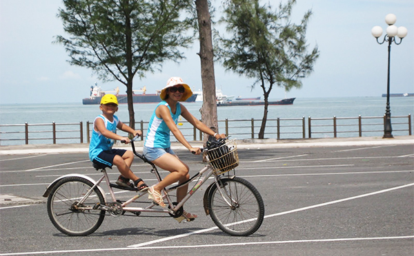 Rất nhiều du khách lựa chọn xe đạp là phương tiện đi lại khi du lịch Vũng Tàu. Ảnh: ST