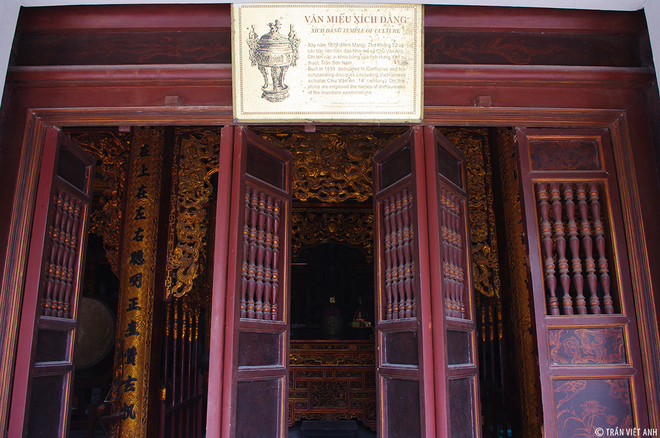 Tòa chính được xây theo kiến trúc kiểu chữ Tam, gồm ba tòa tiền tế, trung từ và hậu cung. Bên trong tòa chính là nơi thờ Khổng Tử, nhà giáo Chu Văn An, các vị thánh hiền nho giáo và dựng 9 tấm bia ghi danh các vị học sĩ đỗ đạt cao.