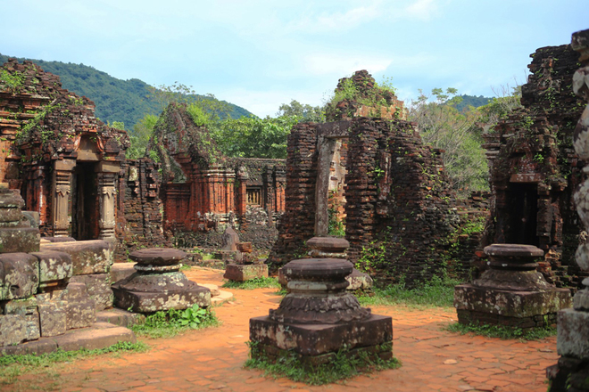 Kết cấu mỗi cụm gồm đền thờ chính, bao quanh là những ngôi tháp nhỏ hoặc công trình phụ.