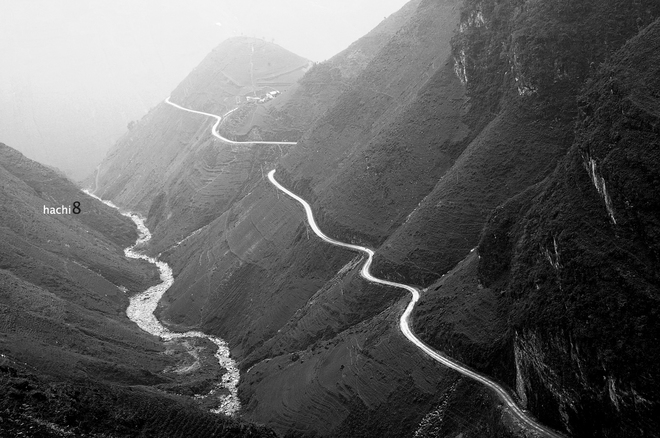 Đường đi Săm Pun vời vợi và quanh co. Con đường giống hệt như một dải lụa trắng vắt ngang lưng  núi, cong cong, mềm mại, gọi mời.