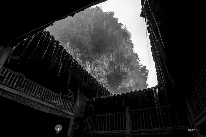 Khoảng trời ngày mưa trong không gian cà phê phố cổ tại Đồng Văn
